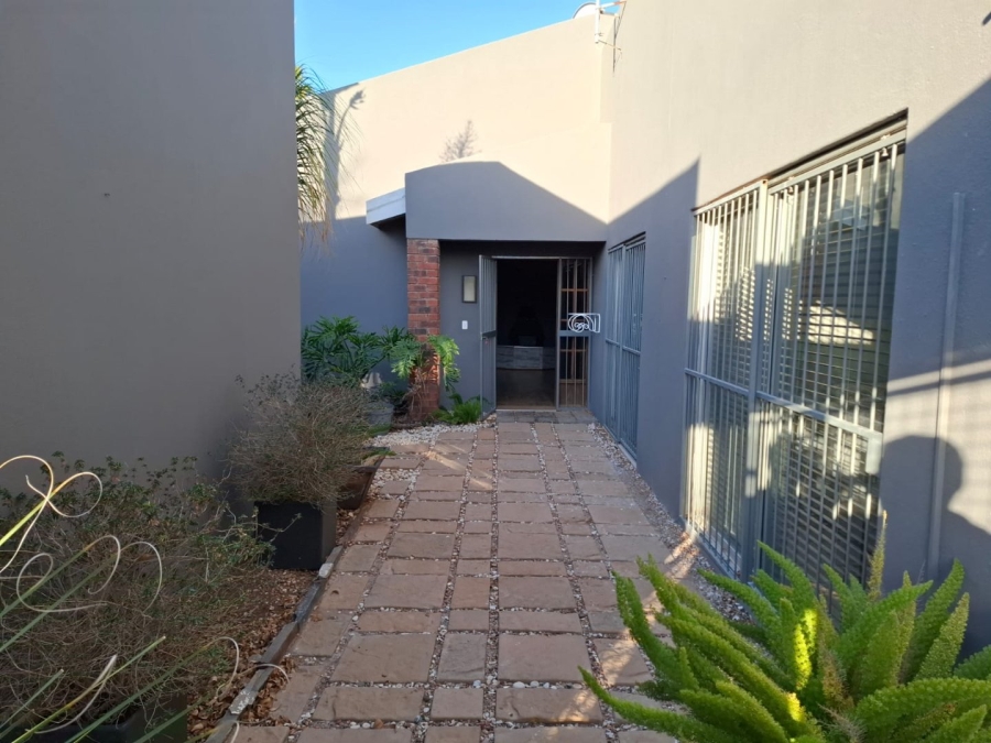 5 Bedroom Property for Sale in Langenhovenpark Free State